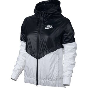 Women’s Nike Black and White Jacket🖤🤍
